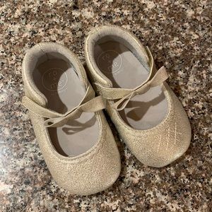 Ro & Me 18-24 mo sparkly mary jane soft shoes